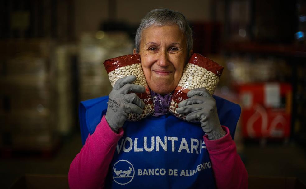 Margarita se encarga como voluntaria de repartir paquetes de comida envueltas siempre en su sonrisa.