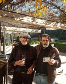 Imagen secundaria 2 - El dueño, clientes y amigos celebraron el cuarto premio en el Paseo de los Tristes.