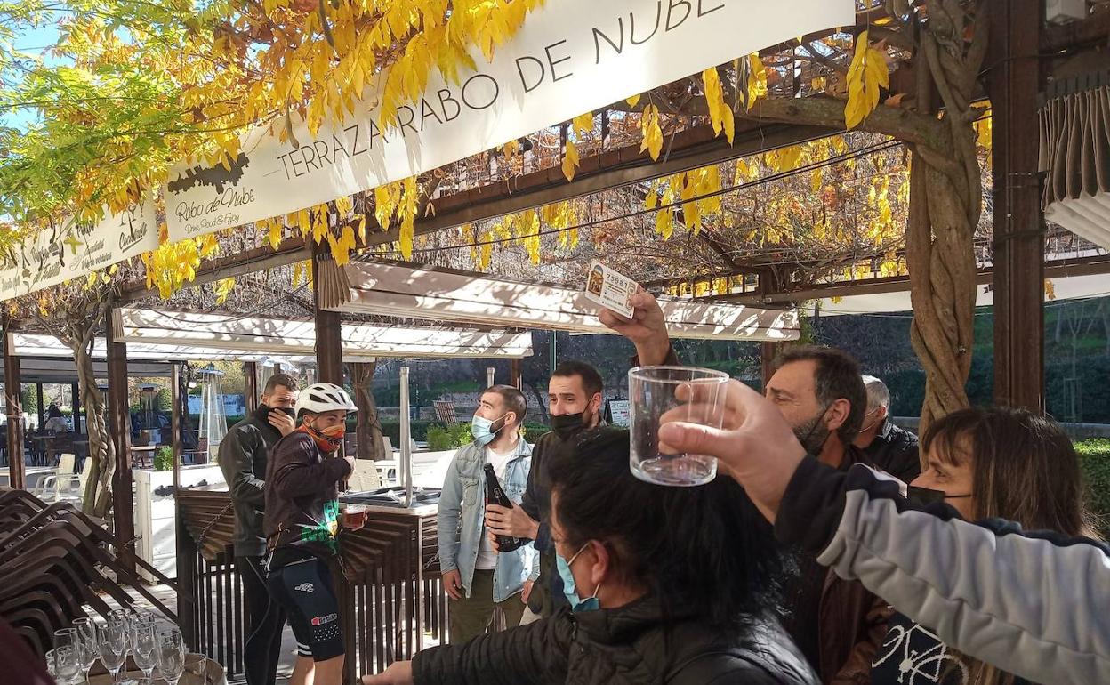 El dueño y los clientes del bar Ras celebraron el premio en el Paseo de los Tristes.