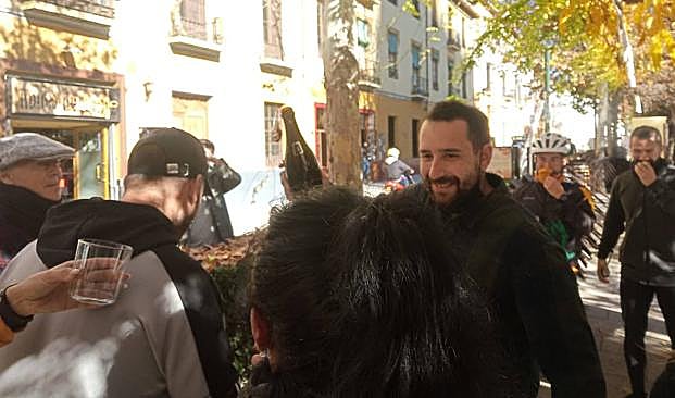 Imagen principal - El dueño, clientes y amigos celebraron el cuarto premio en el Paseo de los Tristes.