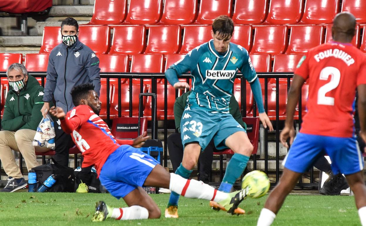 Yan Eteki se lanza con bravura sobre Miranda el pasado domingo. 