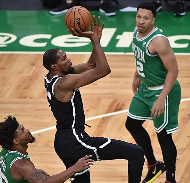 Kevin Durant lanza a canasta en un partido de pretemporada entre los Nets y los Celtics. 