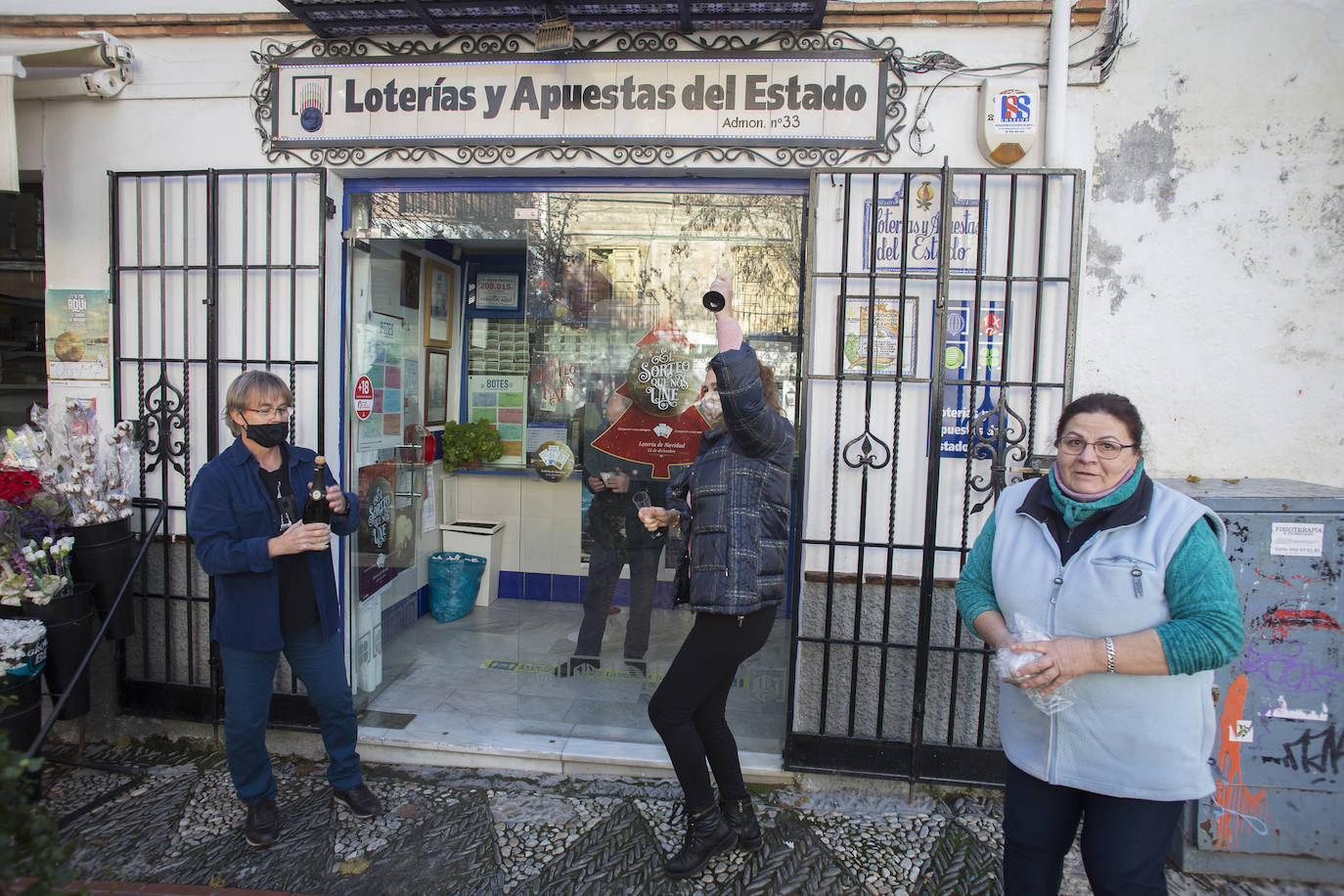 Alegría por partida doble en Granada capital con el Gordo y el cuarto premio.