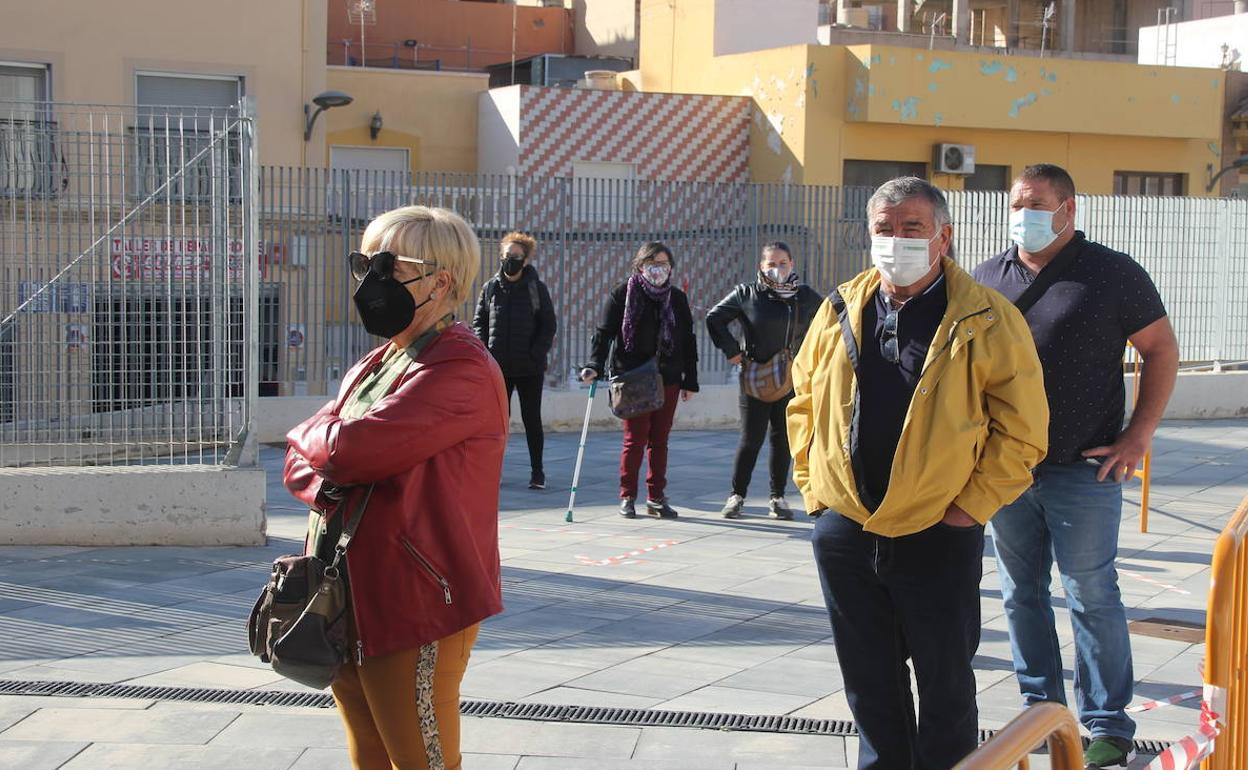 Varias personas aguardan su turno para participar en el cribado de Covid-19 realizado en Viator. 