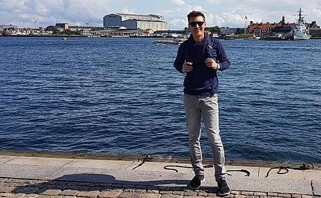 El primer enfermero andaluz vacunado