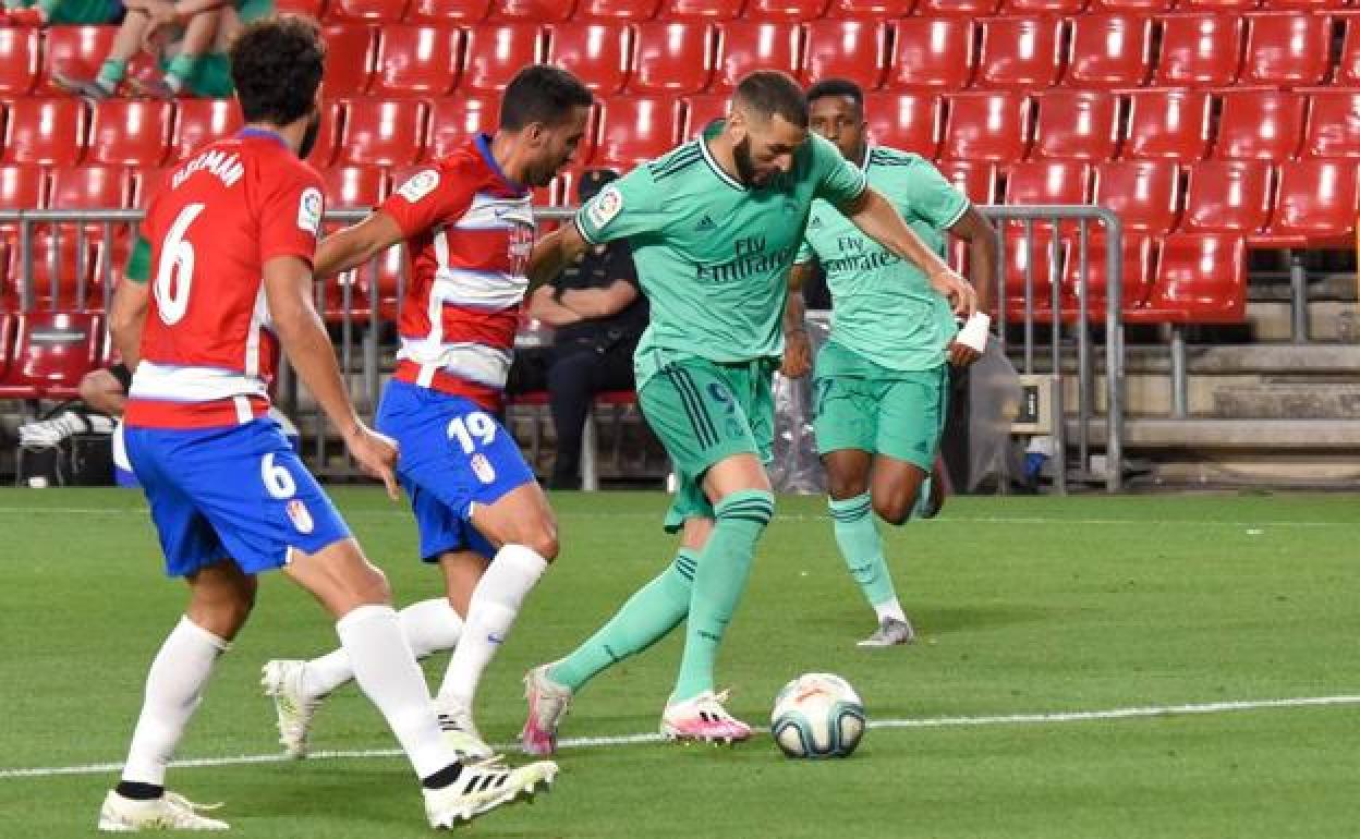 Karim Benzema se adentra en el área del Granada en su última visita a Los Cármenes. 