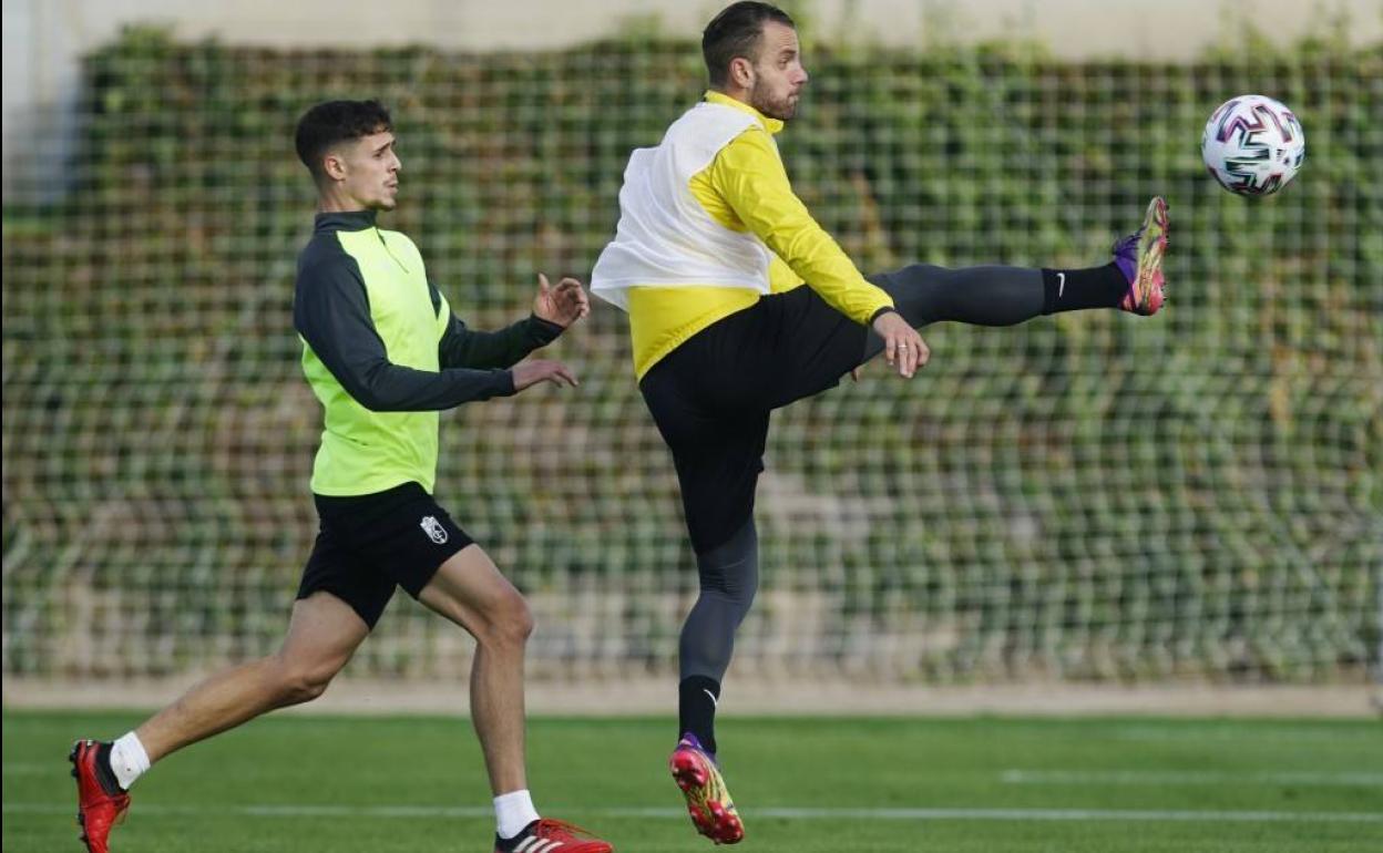 Roberto Soldado trata de controlar un balón con la oposición de Pepe en un entrenamiento. 