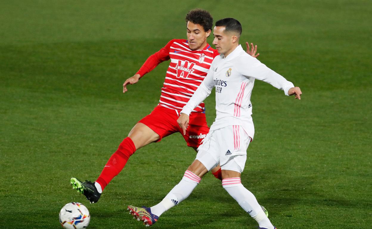 Luis Milla pugna con Lucas Vázquez. 