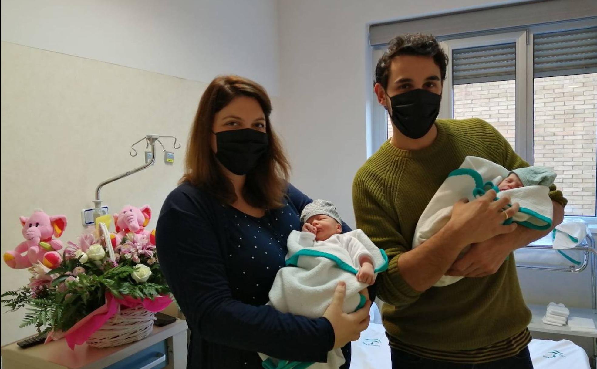 Alba y Mara, dos mellizas concebidas durante el confinamiento y nacidas el 22 de diciembre en el Materno Infantil del Virgen de las Nieves. 