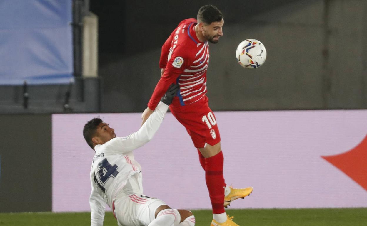 Casemiro agarra a Antonio Puertas desde el suelo en una acción del encuentro.