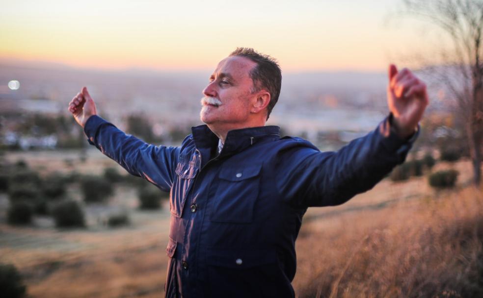 Jorge respira frente al atardecer en uno de los paseos junto a su casa.