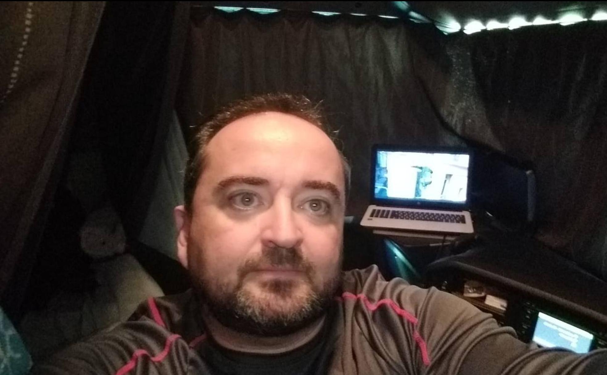 Selfie de Javier en la cabina de su camión, ya con las cortinas bajadas para descansar. 