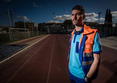 Imagen secundaria 1 - Pablo Sánchez posa en el Estadio de la Juventud. 