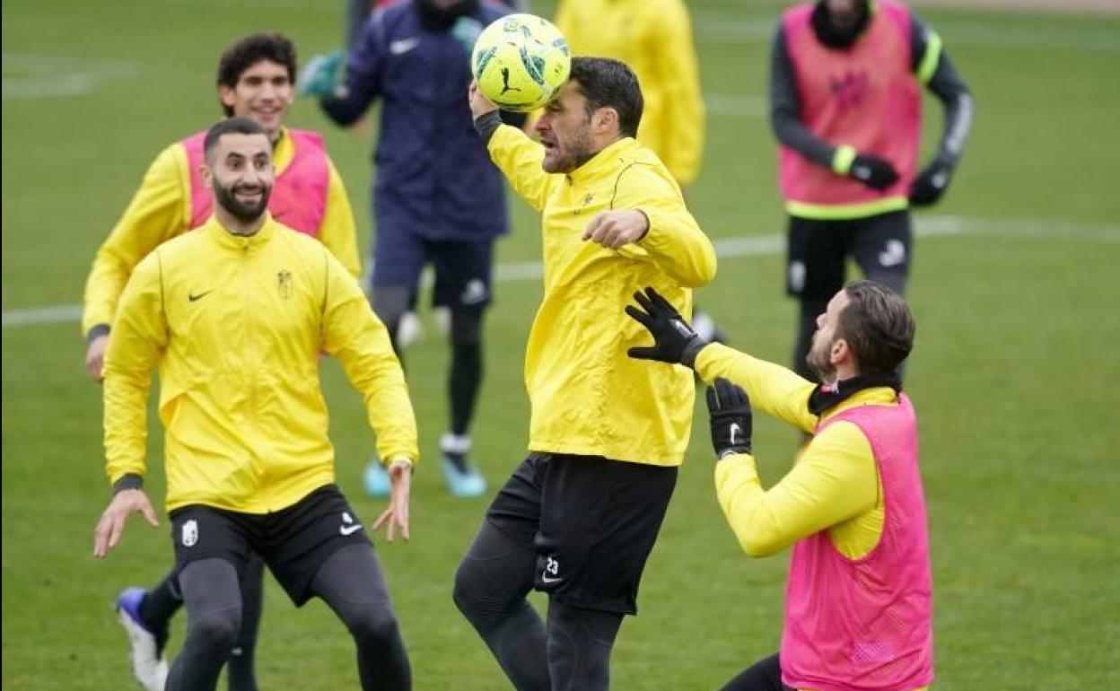 Jorge Molina gana una pugna aérea ante la mirada divertida de Gonalons. 