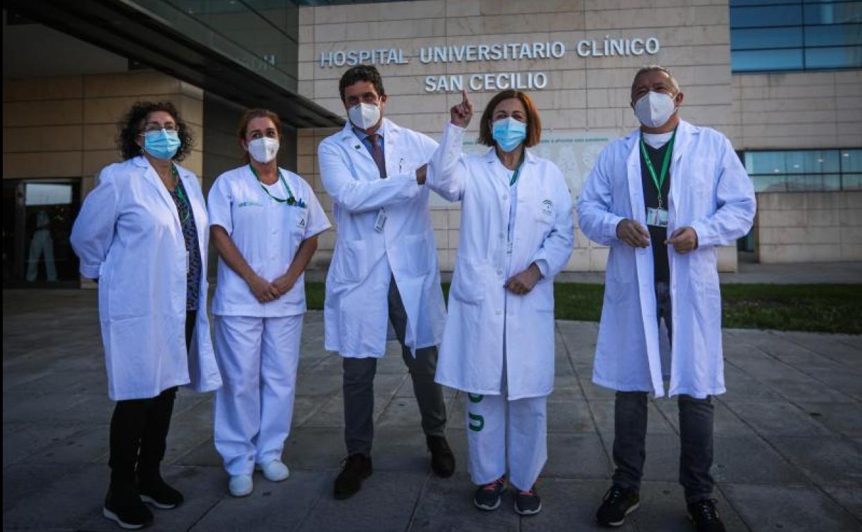 Los primeros saniarios vacunados, con responsables del Hospital San Cecilio del PTS