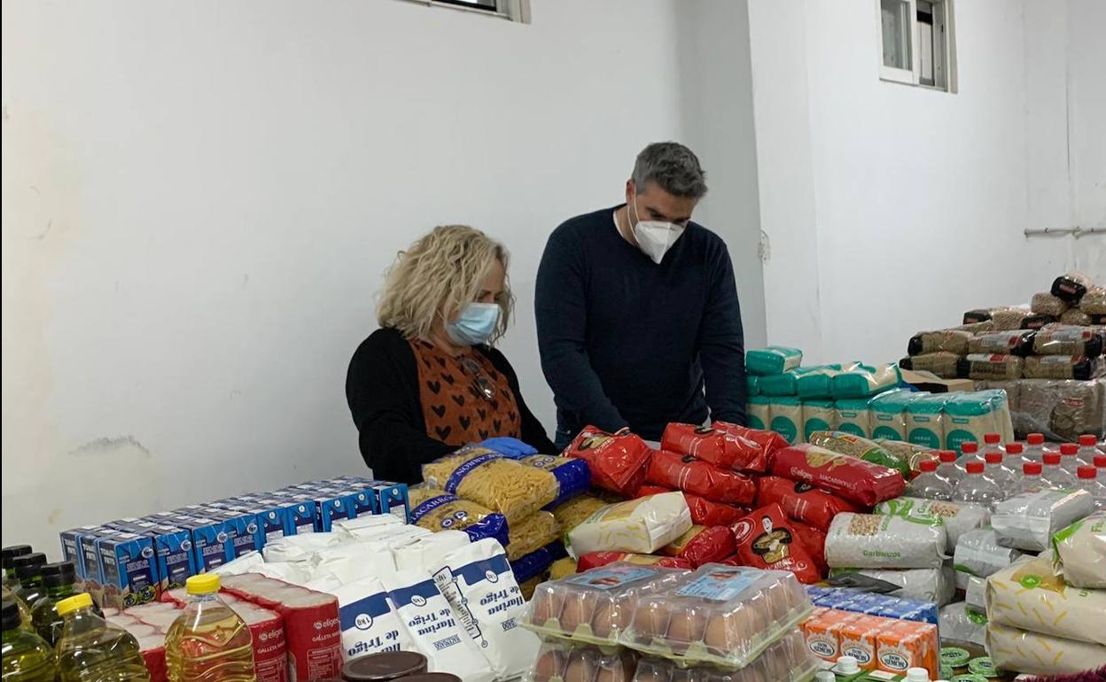 Alcalde y concejala supervisan los alimentos que entregarán.