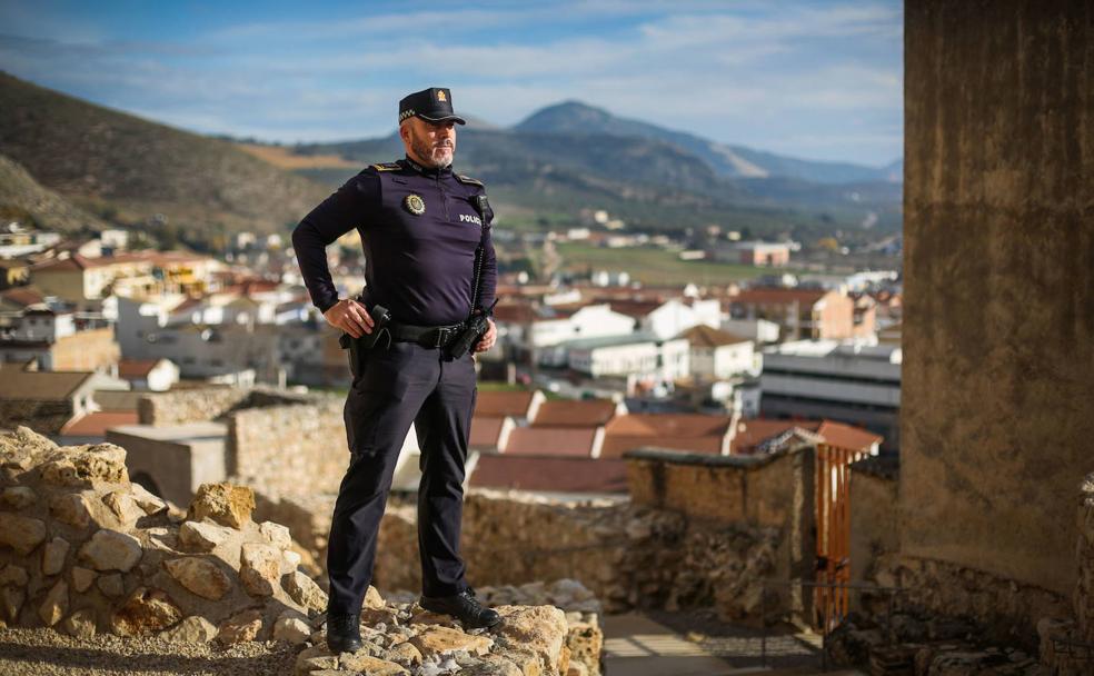 El jefe de la Policía Local de Íllora, en el castillo árabe de la localidad. 