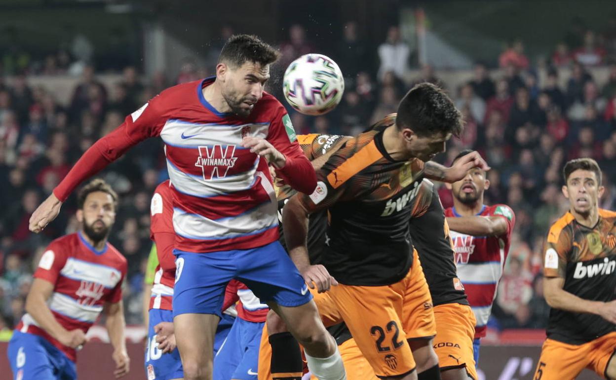 Antonio Puertas remata de cabeza tras un saque de esquina en el partido de Copa del Rey que se celebró en Los Cármenes con público.
