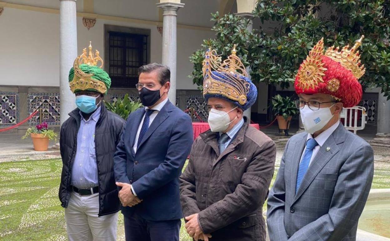 Recorrerán las calles de la ciudad subidos en un autobús descubierto que partirá a las 17.00 horas de la calle Gran Capitán.