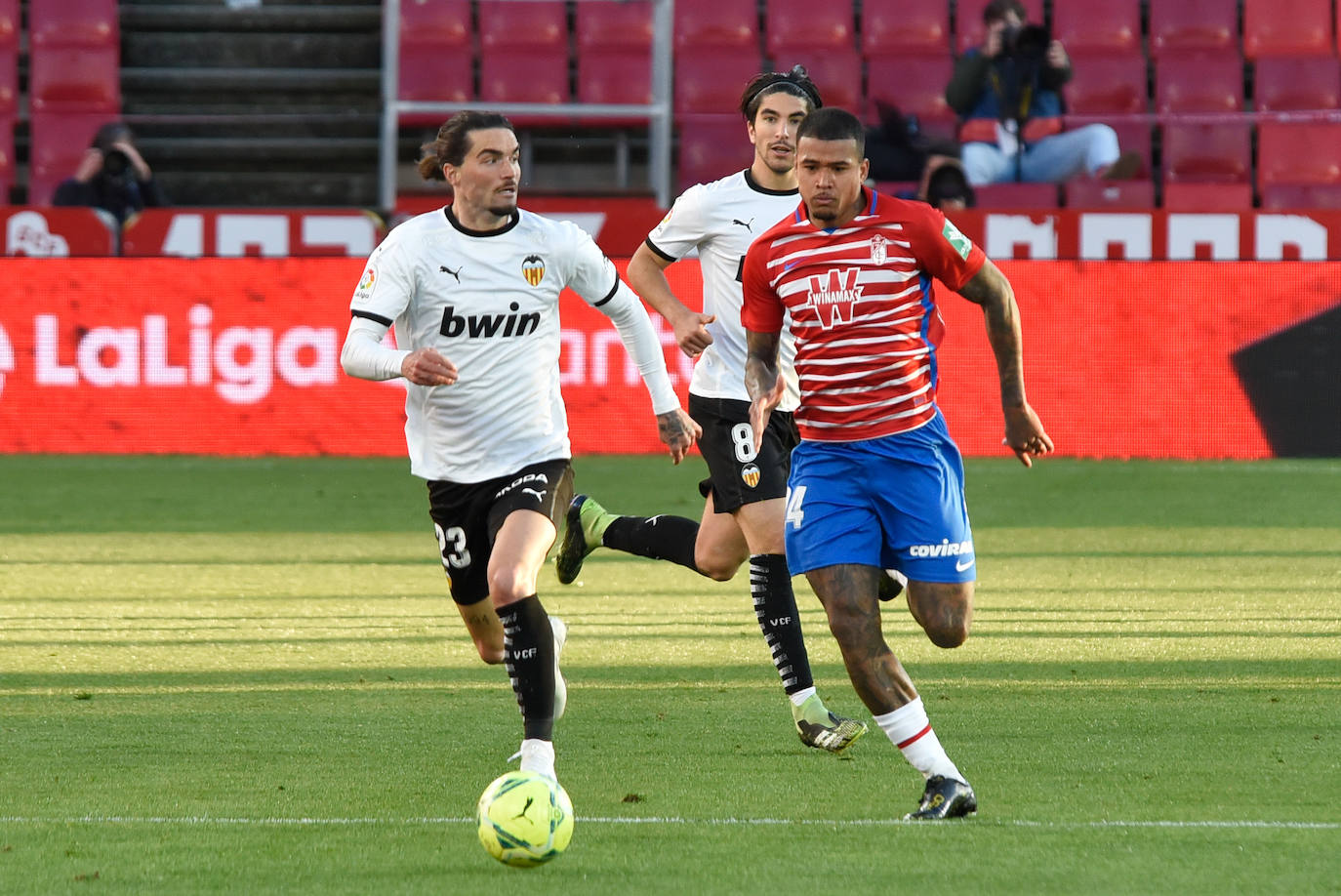 Kenedy corrió muchos kilómetros y se le anuló un gol discutido.