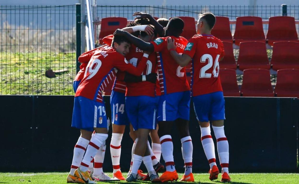 El Recreativo Granada se abraza tras un gol ante el Yeclano. 