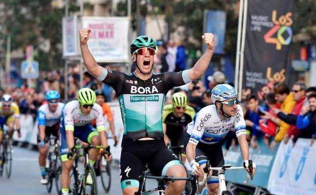 Pascal Ackermann alza los brazos tras ganar la Clásica de Almería. 