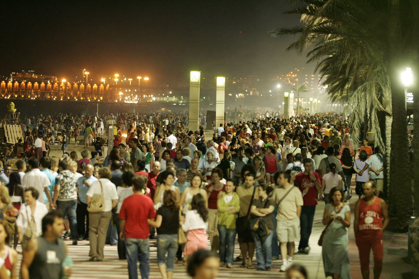 La capital almeriense, en una noche de San Juan, en pleno paseo marítimo.