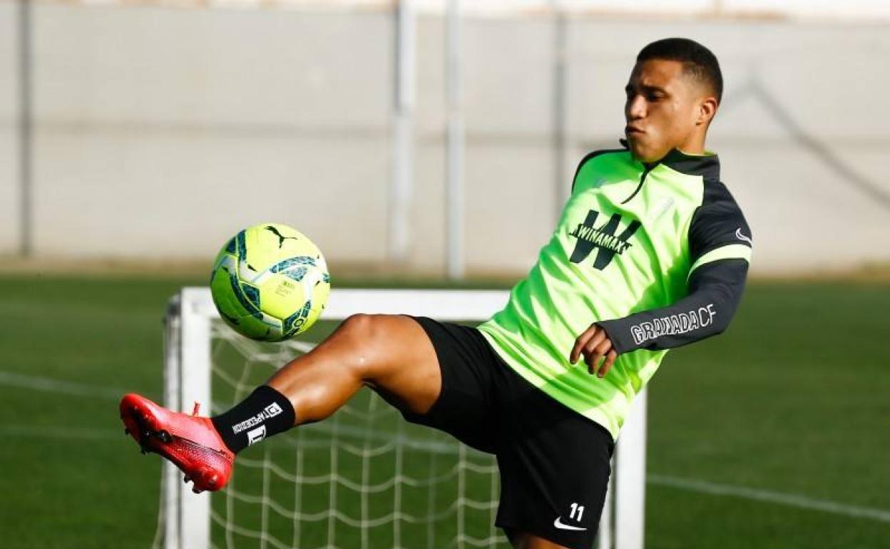 Darwin Machís controla un balón en una sesión de entrenamiento. 