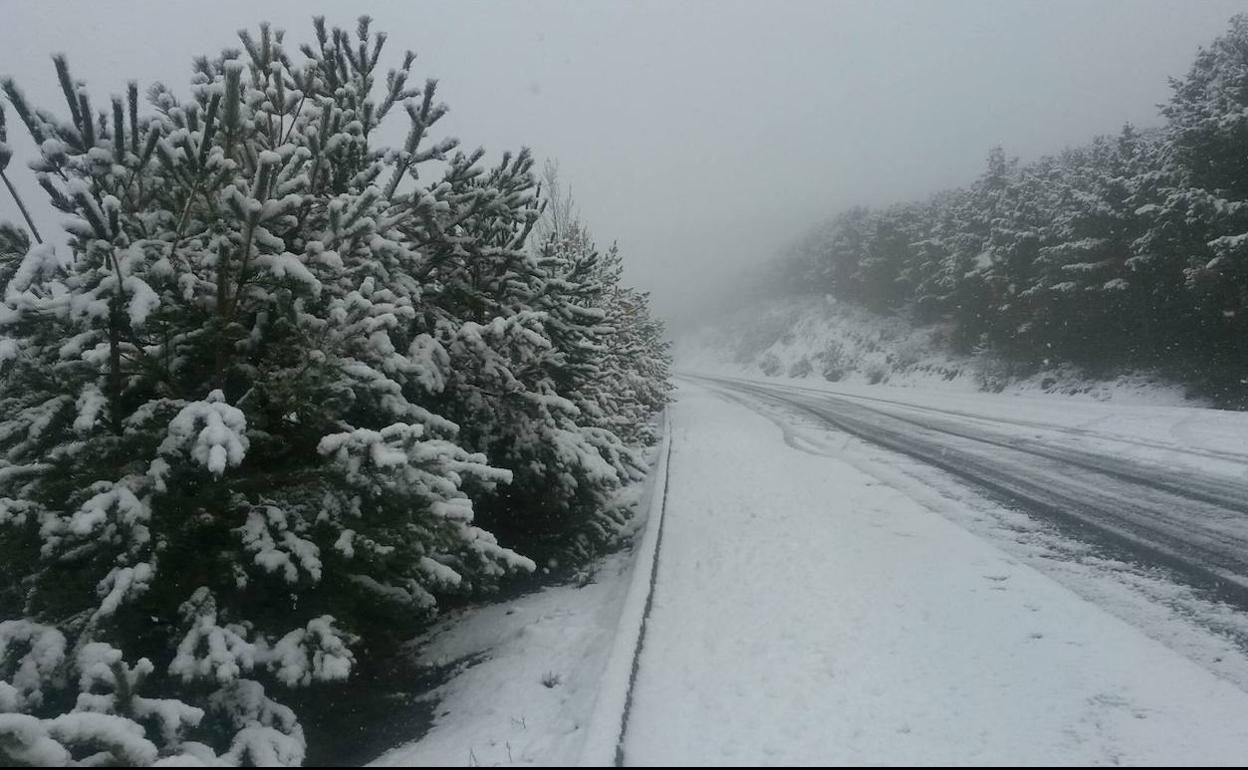 Imagen de la carretera que conduce al Puerto de la Ragua en una nevada anterior