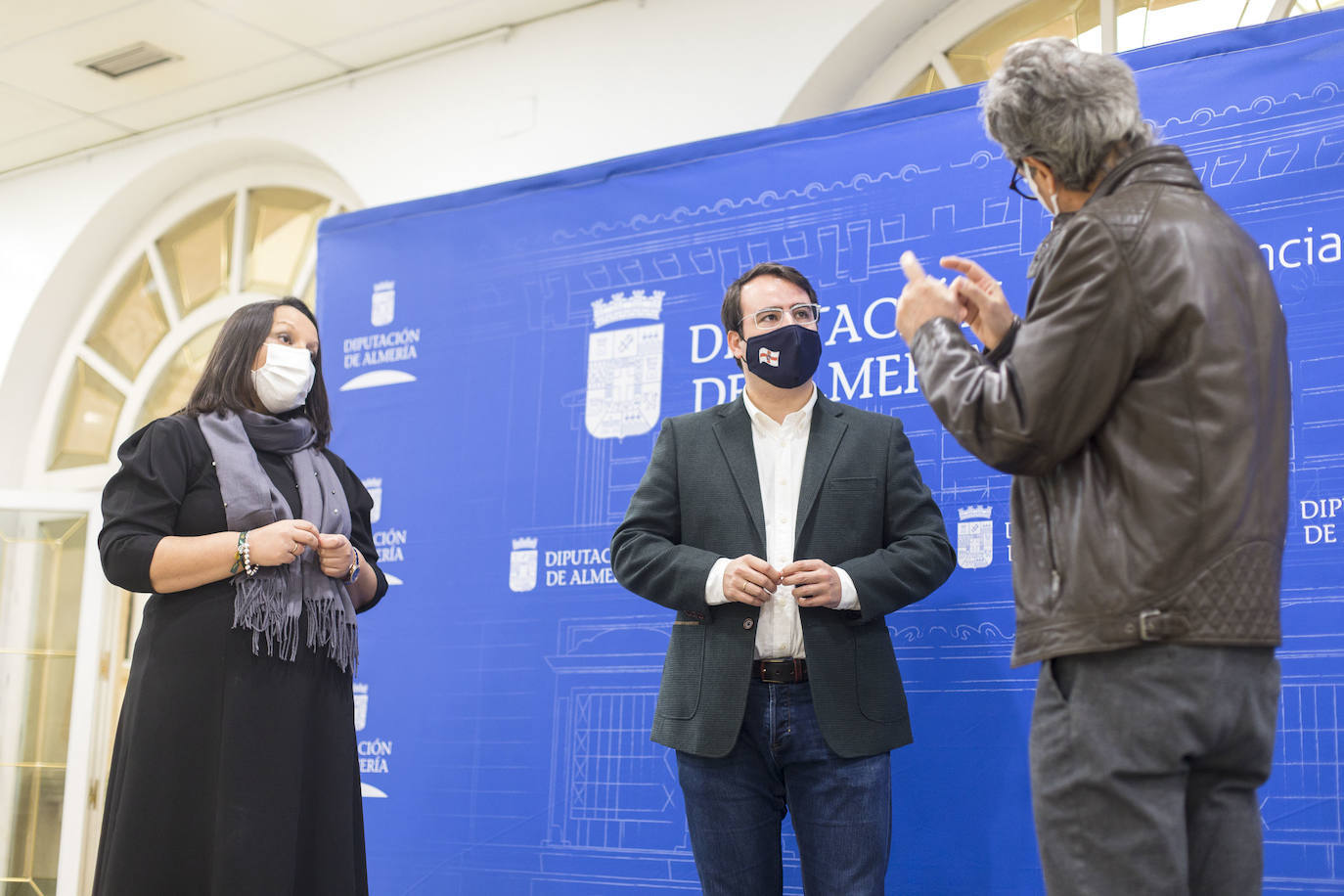 Imagen principal - José Domingo Lentisco dialoga con Fernando Giménez en presencia de Concepción Pérez. 