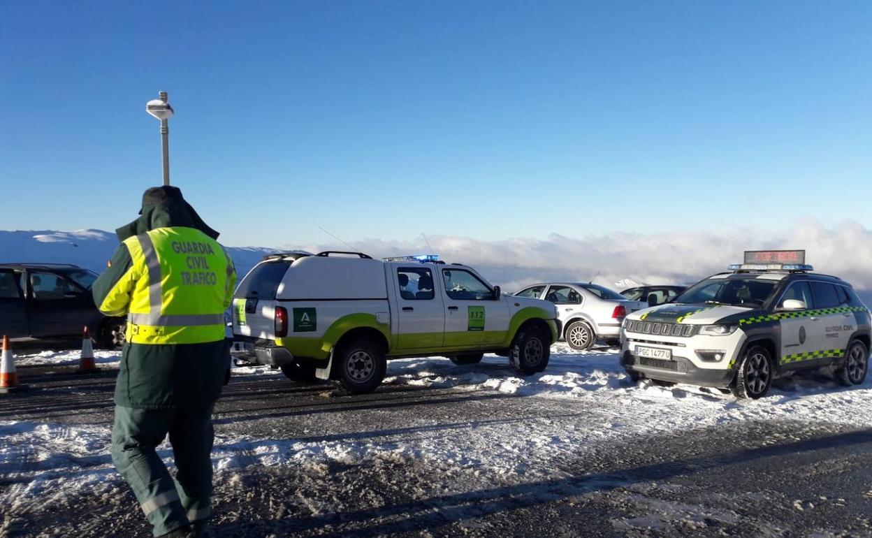 Nieve en Granada | La provincia suma 89 kilómetros de carreteras inaccesibles por nieve con cortes en Padul y la Hoya de la Mora