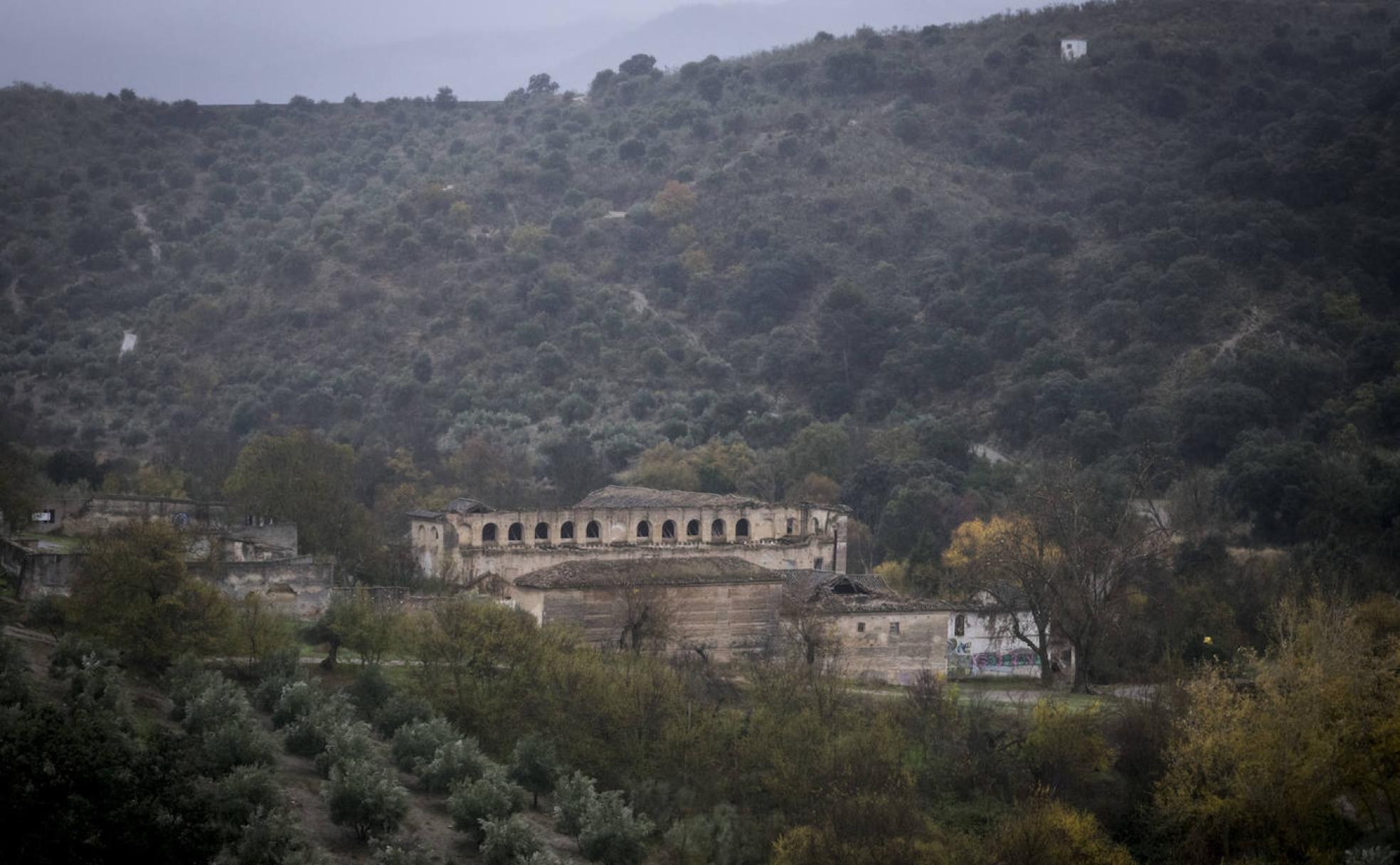 Vista del cortijo, en estado ruinoso, desde un lateral del valle.