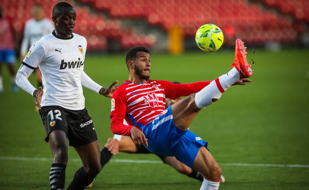 Luis Suárez, en un remate en el partido contra el Valencia. 
