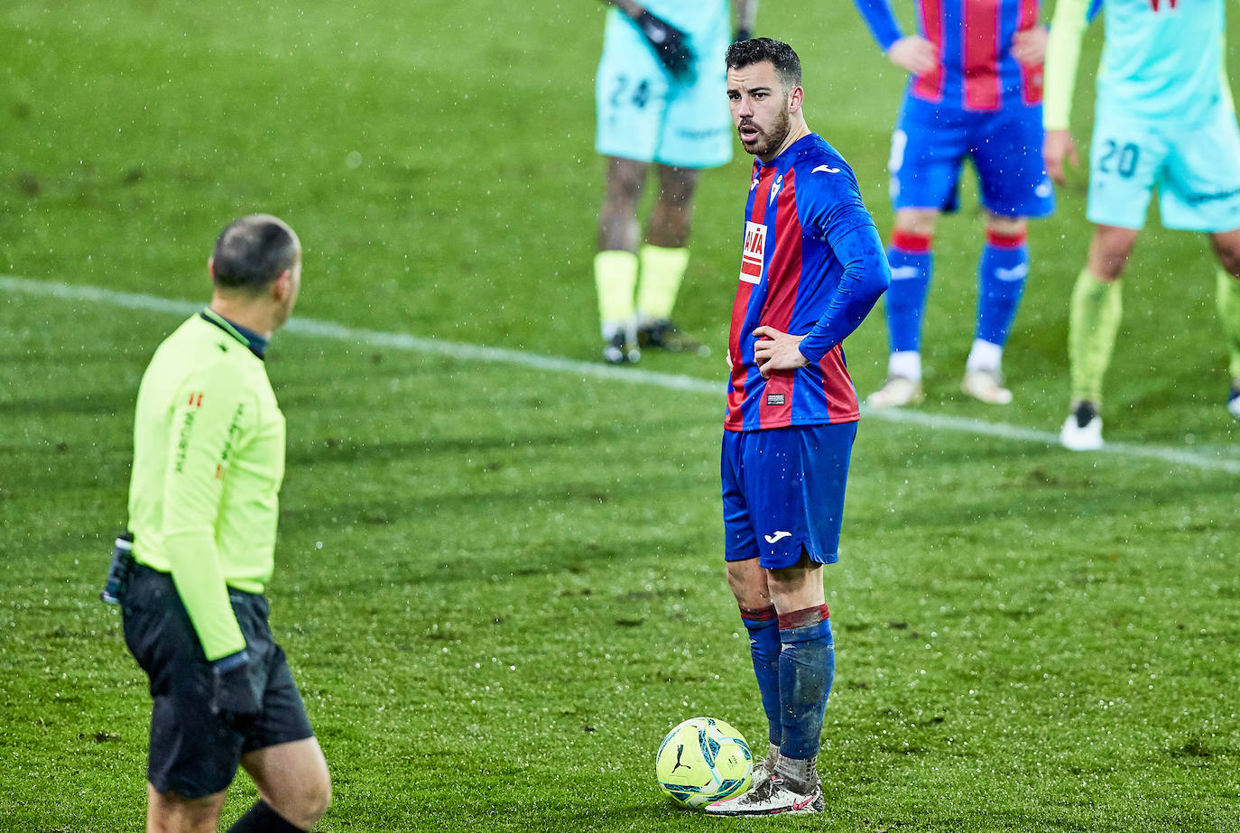 El Granada se bate con el Eibar y el frío en tierras guipuzcoanas.