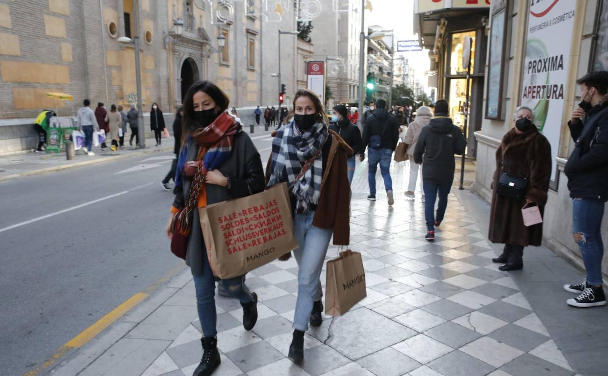 Las bolsas con la compra son la imagen de este primer día laboral de rebajas en Granada.