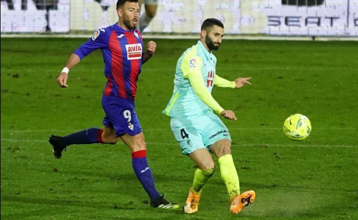 Maxime Gonalons juega un balón en largo ante la presión de Sergi Enrich. 