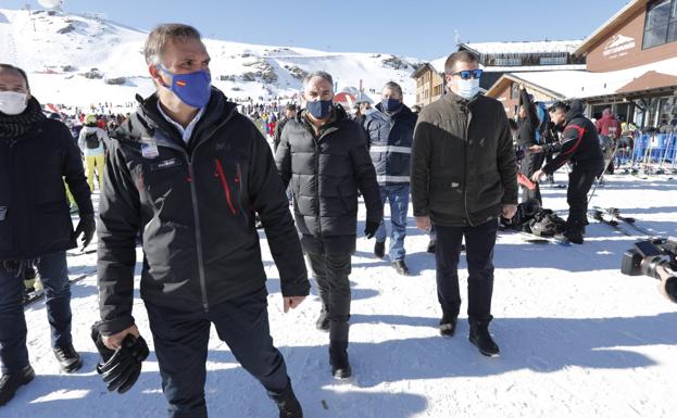 Elías Bendodo en su visita de hoy a Sierra Nevada.