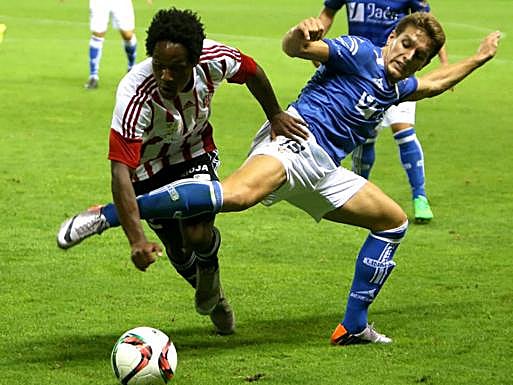 Corpas frenando a un jugador del Logroñés en Las Gaunas en 2015. 