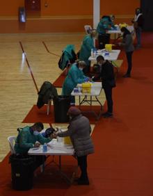 Imagen secundaria 2 - Covid en Granada | Largas colas por el inicio del cribado a los profesores antes de la vuelta a las aulas