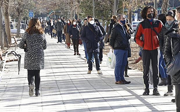 Imagen principal - Covid en Granada | Largas colas por el inicio del cribado a los profesores antes de la vuelta a las aulas