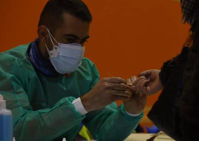 Imagen secundaria 1 - Covid en Granada | Largas colas por el inicio del cribado a los profesores antes de la vuelta a las aulas