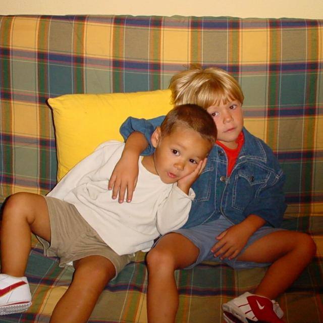 Los hermanos, juntos de pequeños. 