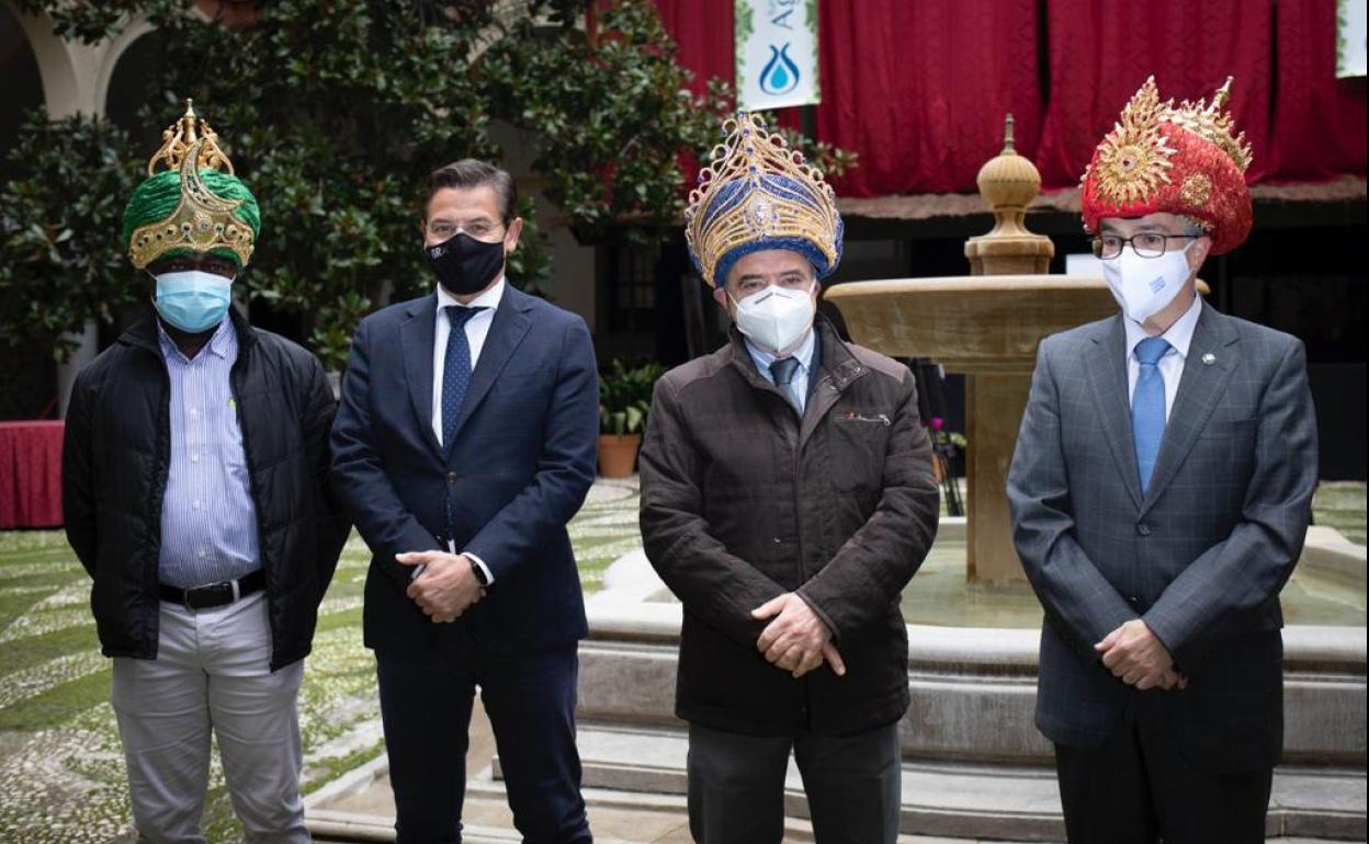 Sus Majestades Melchor, Gaspar y Baltasar junto al alcalde Luis Salvador. 