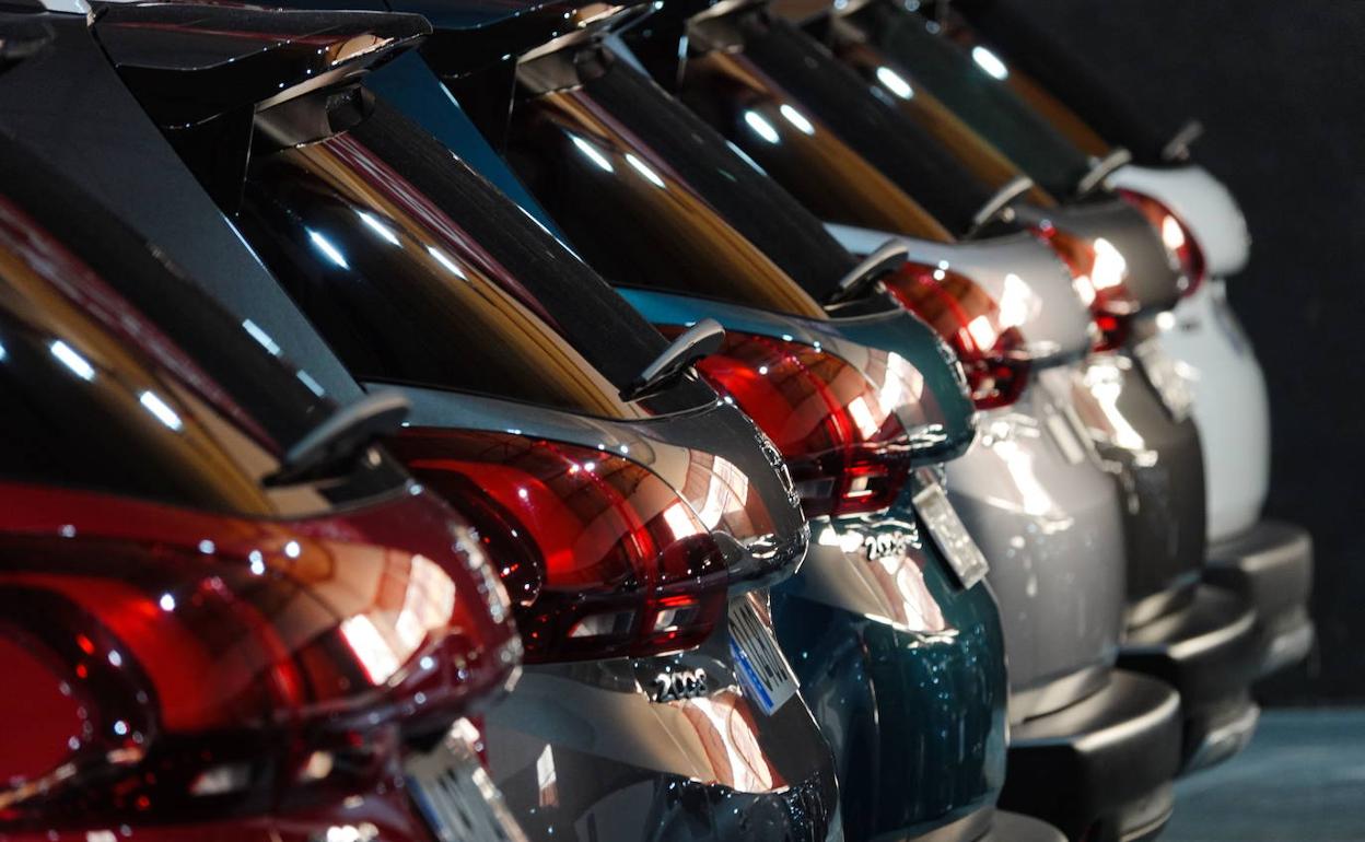 Coches en fila en venta en un concesionario. 