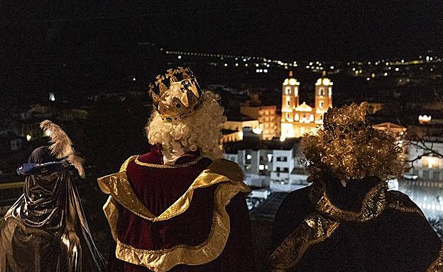 Melchor, Gaspar y Baltasar, contemplando la localidad de Berja, donde estarán este martes.