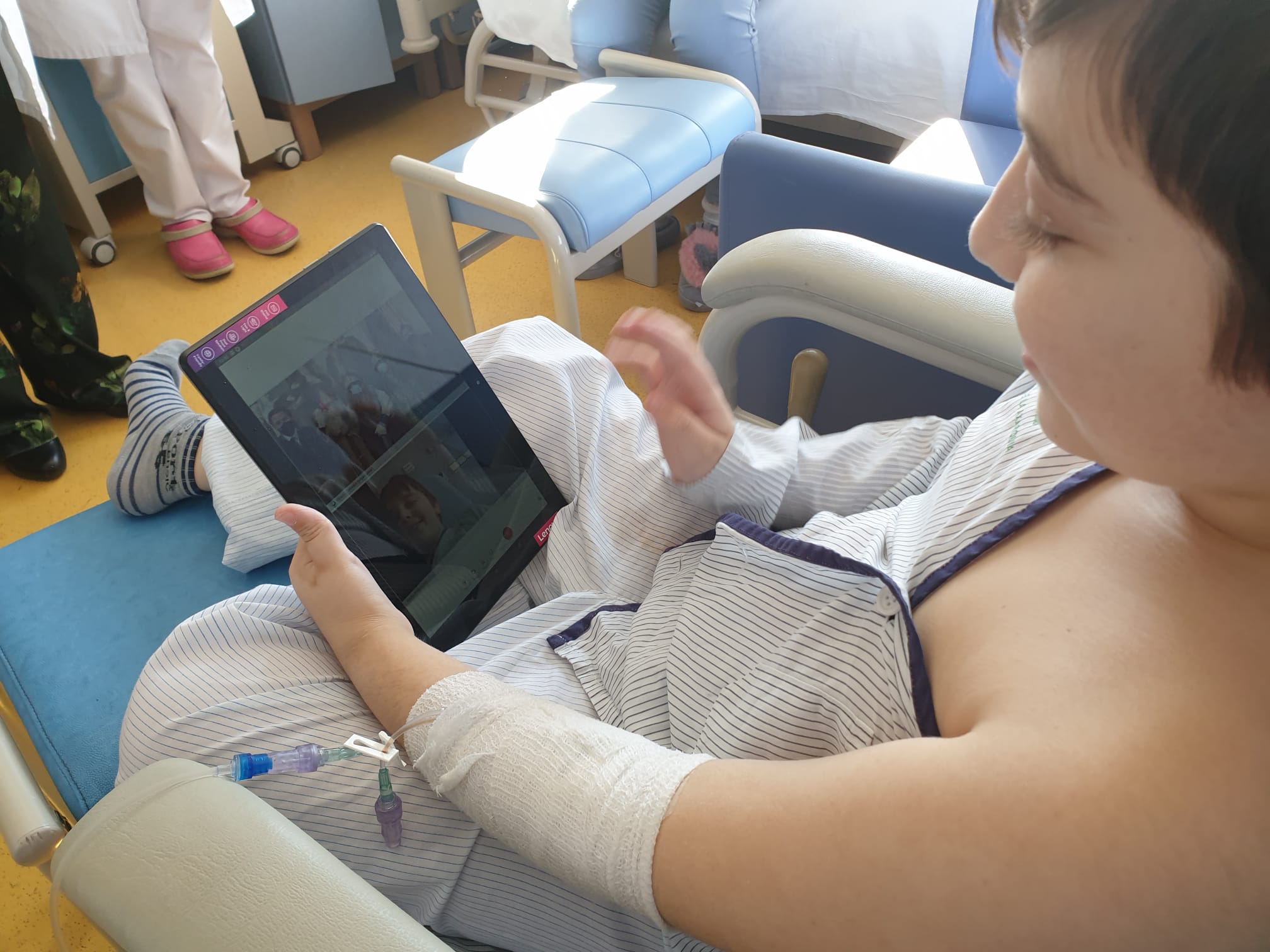 Un niño habla con los Reyes Magos a través de una tablet en el Hospital Materno Infantil.