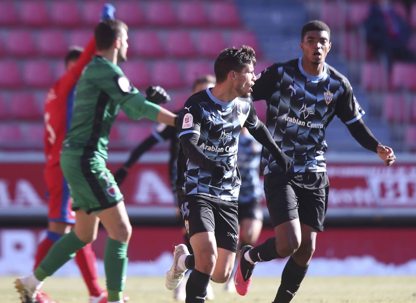 Robertone celebra el gol que le dio el triunfo a la UD Almería en Soria. 