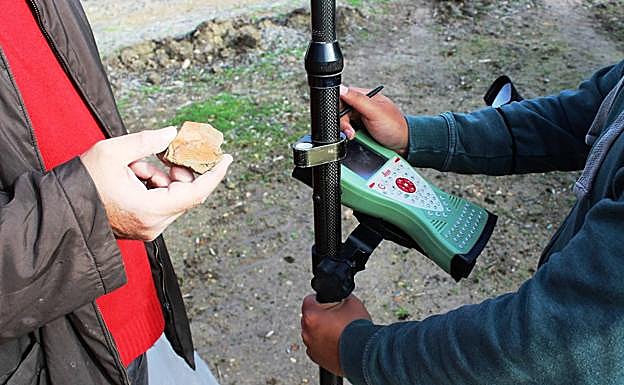Arqueólogos recogiendo fragmentos. 