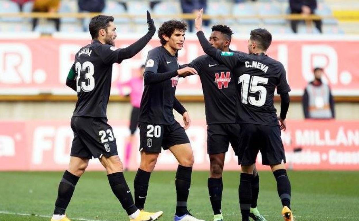 Los jugadores del Granada celebran el gol de Molina en León. 