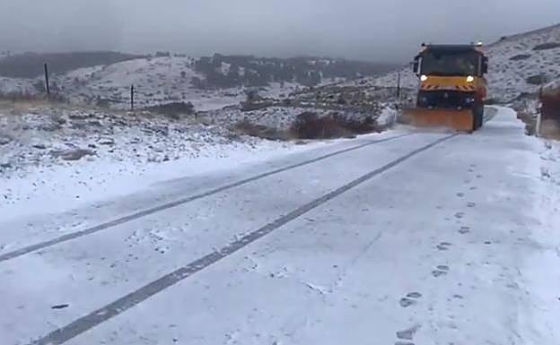 Una máquina quitanieves allana el camino en una carretera durante una nevada anterior. 